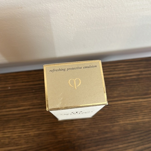 NEW Cle de peau Refreshing Protective Emulsion SPF 15 Sunscreen 50 mL - Picture 2 of 5